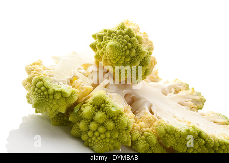 Fresche broccoli romansco dettaglio isolato su sfondo bianco. Delizie gourmet di verdura fresca di mangiare. Foto Stock