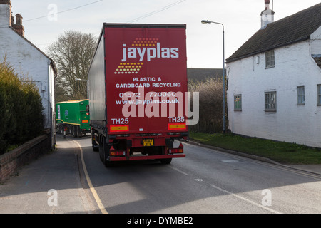 HGV (veicoli commerciali pesanti) il traffico passando vicino ad una casa nel piccolo villaggio di Rempstone, Nottinghamshire, England, Regno Unito Foto Stock