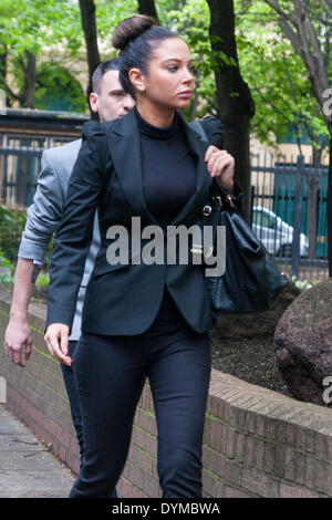 Londra, Regno Unito. Il 22 aprile 2014. N-Dubz cantante e il fattore X-giudice Tulisa Contostavlos, rivolta verso la droga oneri, arriva a Southwark Crown Court dove ha supplicato non colpevole a fianco di amico e co-accusato rapper Mike GLC Credito: Paolo Davey/Alamy Live News Foto Stock