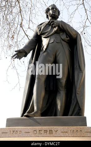 Londra, Inghilterra, Regno Unito. Statua (1874, da Matthew Noble) di George Edward Geoffrey Smith Stanley, XIV Conte di Derby Foto Stock