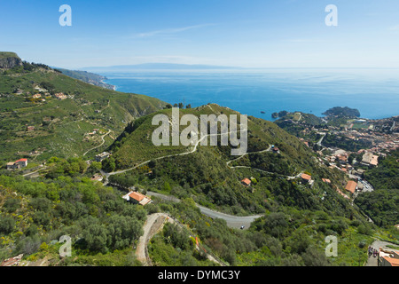 Visualizzare NE verso Messina & "punta" dell'Italia in questo castello village alta sopra Taormina; Castelmola in provincia di Catania, Sicilia, Italia Foto Stock