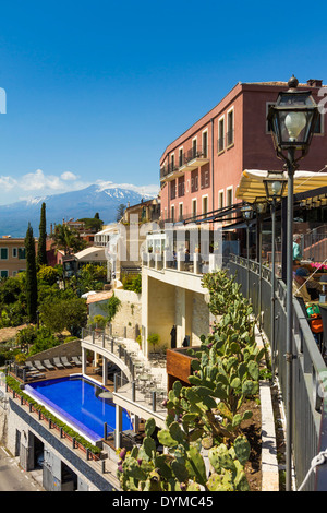 Vista verso il Monte Etna da Piazza 9 aprile sul Corso Umberto in questa famosa città NE; Taormina in provincia di Catania, Sicilia, Italia Foto Stock