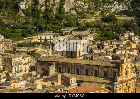 14Il thC chiesa di San Pietro in questa città patrimonio mondiale famoso per la sua architettura barocca; Modica, Provincia di Ragusa, Sicilia, Italia Foto Stock