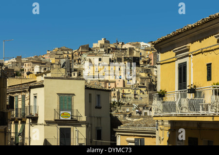 Guardando dal Patrimonio Mondiale vecchia Ragusa Ibla (inferiore) verso post 1693 terremoto superiore (Superiore); Ragusa Ragusa, Sicilia, Italia Foto Stock