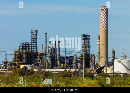 Costa Sud Gela impianto petrolchimico di raffinazione di olio grezzo da Eni in campo offshore; Gela, la provincia di Caltanissetta, Sicilia, Italia Foto Stock