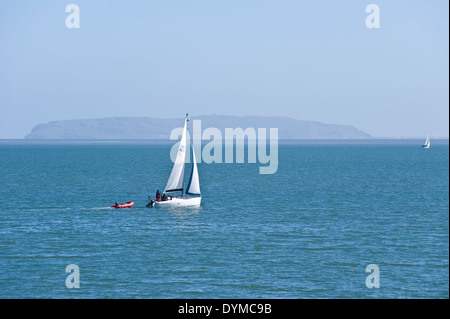 Yacht a vela al Menai stretto tra Anglesey & Bangor North Wales UK Foto Stock