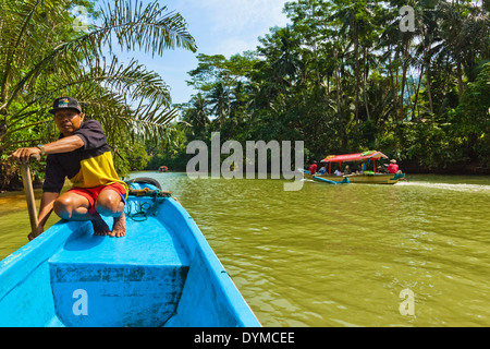 In canoa sul fiume viaggio al famoso Canyon Verde bellezza posto, vicino alla costa sud, Cijulang River, Pangandaran, Java, Indonesia Foto Stock