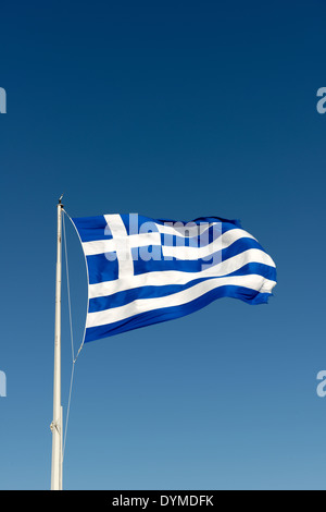 Bandiera nazionale della Grecia volare alto con orgoglio sulla bandiera pole contro il cielo blu sullo sfondo bandiera greca composta di due Foto Stock