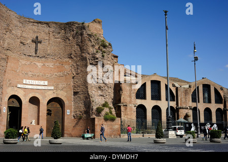 Italia, Roma, Piazza della Repubblica, Basilica di Santa Maria degli Angeli e dei Martiri e Terme di Diocleziano Foto Stock