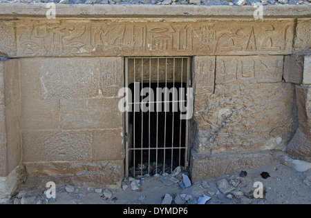 Inquinamento su una tomba vicino alla grande Piramide di El Giza,Cairo Foto Stock