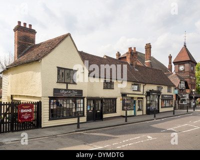 Fila di vecchi negozi e la sala Budworth nella High Street Chipping Ongar Essex Foto Stock