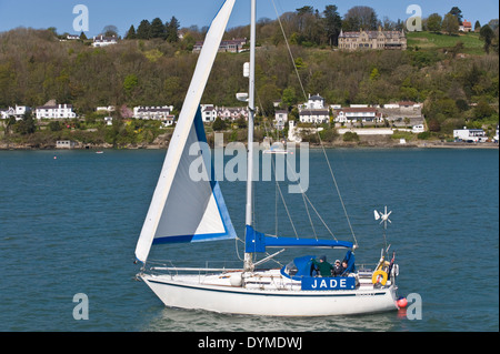 Yacht a vela al Menai stretto tra Anglesey & Bangor North Wales UK Foto Stock