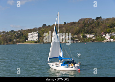 Yacht a vela al Menai stretto tra Anglesey & Bangor North Wales UK Foto Stock