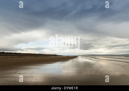 FINDHORN BEACH MORAY nei primi giorni di primavera con la gente sulle sabbie Foto Stock