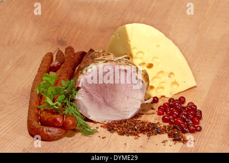 Salsiccia e formaggio, prodotti a base di carne in un bellissimo appetitoso ancora in vita, isolati su sfondo bianco Foto Stock