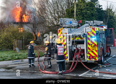 I vigili del fuoco dal Welsh servizio antincendio frequentare un incendio in una casa abbandonata in Presteigne, Wales, Regno Unito. Foto Stock