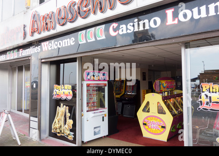 Le slot machines in una sala giochi a Morecambe Foto Stock