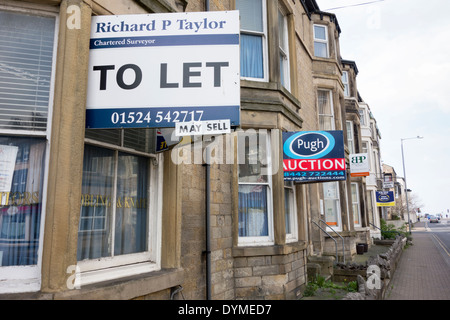 Strada piena di per la vendita e a lasciare segni in Morecambe Foto Stock