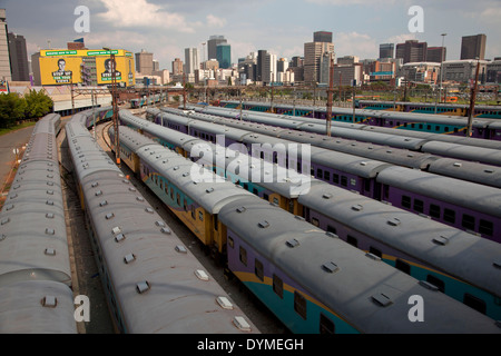 I treni e le vie del central Park Station e la skyline di Johannesburg Gauteng, Sud Africa e Africa Foto Stock