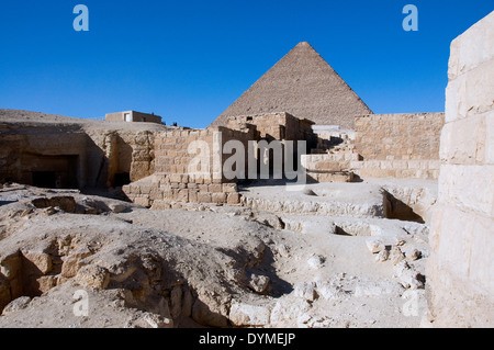Tombe attorno alla grande Piramide di Cheope in El Giza,Il Cairo. Foto Stock