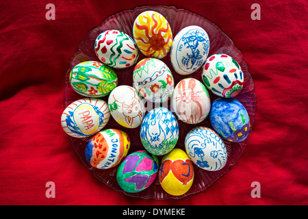 Dipinto a mano le uova con sfondo rosso Foto Stock
