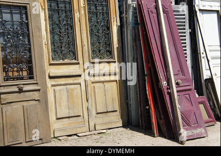 Porte colorate per la vendita a oggetti ingombranti sezione di un francese sul mercato delle pulci a Parigi (Marche aux Puces de St-Ouen, Parigi Francia) Foto Stock