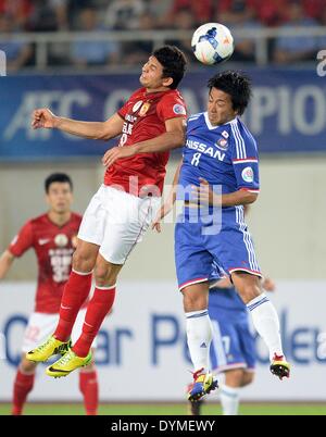 Guangzhou. 22 apr 2014. Elkeson (L) di Guangzhou Evergrade vies con Kosuke Nakamachi di Yokohama F.Marinos durante un gruppo G corrispondono a AFC Champions League a Guangzhou in Cina il 22 aprile 2014. © Liu Dawei/Xinhua/Alamy Live News Foto Stock