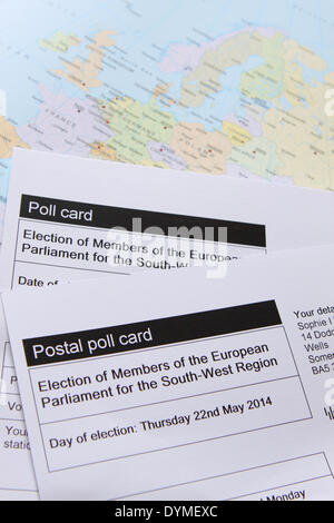 Il 22 aprile 2014. Sondaggio carte postali e la scheda di voto per le votazioni in seno al Parlamento europeo MEP elezioni del 22 maggio 2014 sono state consegnate alle famiglie nel Regno Unito oggi. Foto Stock