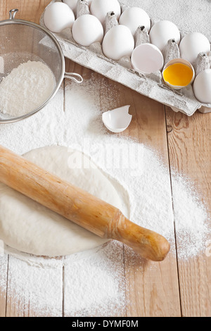 La laminazione della pasta lievitata, la preparazione per la cottura. Foto Stock