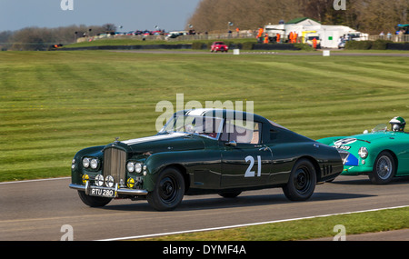 1953 Bentley R-Type Gooda speciale con autista Wil Arif, Tony lo sguardo di gara del trofeo, 72a Goodwood assemblea dei soci, Sussex, Regno Unito. Foto Stock