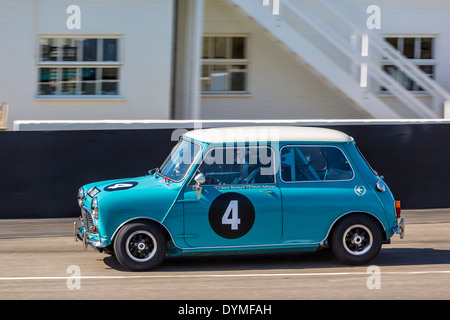 1964 Austin Mini Cooper S con autista Jason Stanley, Sears trofeo Race, 72a Goodwood assemblea dei soci, Sussex, Regno Unito. Foto Stock