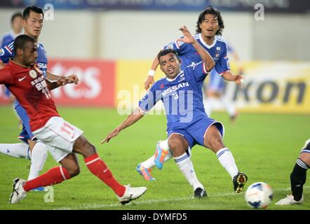 Guangzhou. 22 apr 2014. Dutra anteriore (R) di Yokohama F.Marinos difende durante un gruppo G match contro Guangzhou Evergrade a AFC Champions League a Guangzhou in Cina il 22 aprile 2014. © Liu Dawei/Xinhua/Alamy Live News Foto Stock