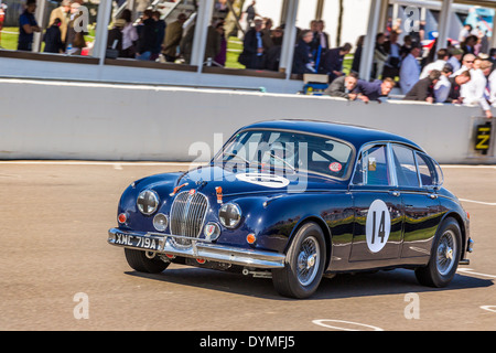 1960 Jaguar Mk2, driver Simon Drabble, durante la Sears Trofeo race. 72a Goodwood assemblea dei soci, Sussex, Regno Unito. Foto Stock