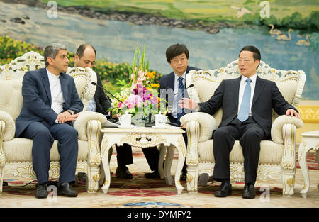 Pechino, Cina. 22 apr 2014. Chinese Vice Premier Zhang Jaili (1R) si riunisce con la visita del ministro iraniano degli affari economici e delle finanze Ali Tayebnia a Pechino Capitale della Cina, 22 aprile 2014. © Huang Jingwen/Xinhua/Alamy Live News Foto Stock