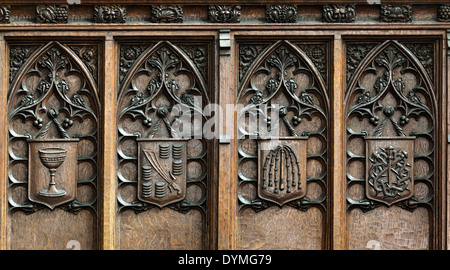 Strumenti della Passione di Cristo scolpito dal mouse Thompson di Kilburn, tutti i Santi marciapiede Chiesa della città di York, Inghilterra Foto Stock