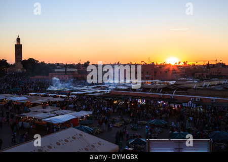 Djemaa el Fna mercato in serata a Marrakech, Marocco Foto Stock