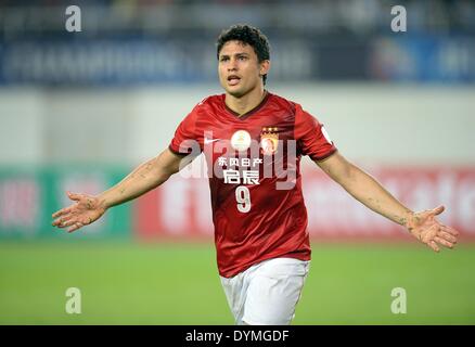 Guangzhou. 22 apr 2014. Elkeson di Guangzhou Evergrade celebra il suo obiettivo durante un gruppo G match contro Yokohama F.Marinos a AFC Champions League a Guangzhou in Cina il 22 aprile 2014. Guangzhou Evergrade ha vinto la partita con 2-1. © Liu Dawei/Xinhua/Alamy Live News Foto Stock