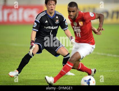 Guangzhou, Cina. 22 apr 2014. Testsuya Enomoto (L) di Yokohama F.Marinos compete durante un gruppo G match contro Guangzhou Evergrade a AFC Champions League a Guangzhou, Cina, il 22 aprile 2014. Yokohama F.Marinos perso 1-2. © Liu Dawei/Xinhua/Alamy Live News Foto Stock