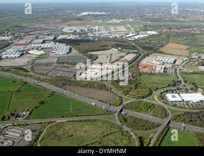 Vista aerea di un incrocio alla rotatoria sulla M42 (ma non è possibile accedere direttamente all'autostrada) che guarda a ovest verso il NEC e l'aeroporto di Birmingham Foto Stock