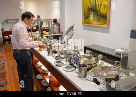 Sydney Australia,Carlson Radisson Blu Plaza Hotel Sydney,hotel,uomo asiatico maschile,ospite,ristorante ristoranti ristorazione caffè, colazione, buffet Foto Stock