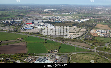 Vista aerea di un incrocio alla rotatoria sulla M42 (ma non è possibile accedere direttamente all'autostrada) che guarda a ovest verso il NEC e l'aeroporto di Birmingham Foto Stock