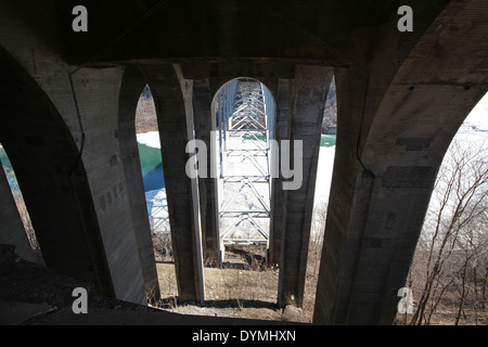 Guardando al di sotto del Ponte di Arcobaleno alle Cascate del Niagara Foto Stock