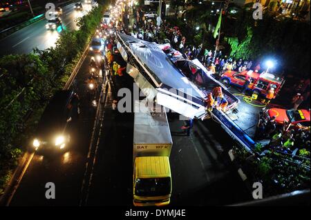 Jakarta, Indonesia. 22 apr 2014. I vigili del fuoco lavorare accanto ad un cartellone che è crollato a causa di forte pioggia e forte vento a Giacarta, capitale dell'Indonesia, il 22 aprile 2014. Tabellone per le affissioni sopraffatto tre auto e una motocicletta, facendo in modo che due persone ferite e il traffico lungo la marmellata. Credito: Zulkarnain/Xinhua/Alamy Live News Foto Stock