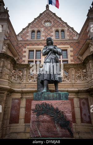 Statua di Giovanna d Arco in Hotel Groslot, Orleans, Francia Foto Stock