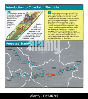 Un foglietto Crossrail fin dai primi anni novanta - Una mappa mostra i piani per l'itinerario ferroviario sotto il centro di Londra e una linea a Aylesbury Foto Stock