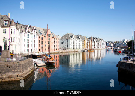 Vista sul canale del centro città a Alesund in Norvegia Foto Stock