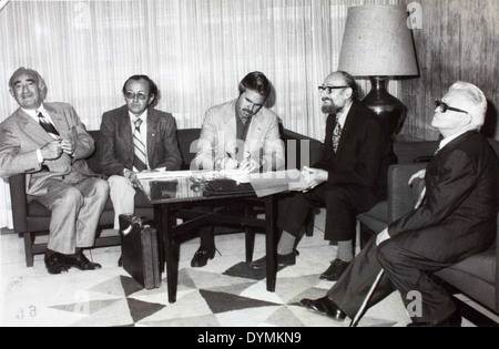 La collezione Theodore Gildred include una foto che documenta il volo di buona volontà dell'Ecuador, una missione volta a rafforzare le relazioni tra gli Stati Uniti e l'Ecuador. Il volo, che prevedeva fermate a Quito, mostrava l'aviazione come uno strumento diplomatico e dimostrava le capacità dell'aviazione precoce nelle missioni internazionali di buona volontà. Foto Stock