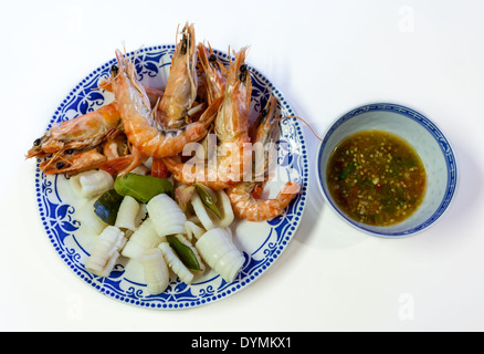 Thais cibo con scampi e calamari e una salsa piccante Foto Stock