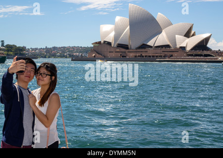 Sydney Australia,Circular Quay,Sydney Harbour,porto,Opera House,traghetto,traghetti,Parramatta River,acqua,donna asiatica donne,uomo uomini maschio,coppia,pos Foto Stock