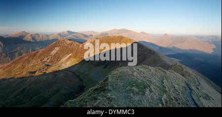 Mynydd Drws-y-coed sul crinale Nantlle. Mount Snowdon in distanza. Parco Nazionale di Snowdonia. Gwynedd. Il Galles. Regno Unito. Foto Stock